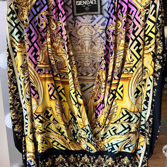 Unique, one-of-a-kind, peace by Fendace only worn once. - Picture 2 of 9